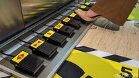 Penerapan protokol kesehatan juga diterapkan di dalam lift, salah satunya dengan menyediakan tombol lift di lantai guna meminimalkan kontak langsung dengan memencet tombol menggunakan jari sebagai salah satu upaya pencegahan penyebaran virus Corona.