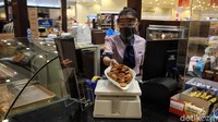 Tak hanya pengunjung, para pegawai yang bekerja di dalam mal pun diimbau untuk mengenakan masker dan face shield atau pelindung wajah.