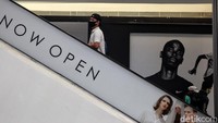 Sejumlah pengunjung tampak beraktivitas di Lippo Mall Puri yang kembali dibuka untuk umum, Senin (15/9/2020).