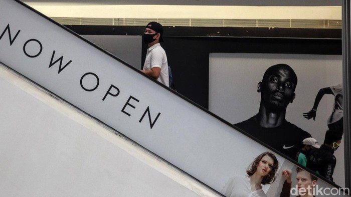 Hari Pertama Mal Dibuka, Pengunjung Wara-wiri Pakai Masker Sejumlah pengunjung tampak berdatangan ke Lippo Mall Puri yang kembali dibuka untuk umum. Para pengunjung tampak memakai masker saat beraktivitas di dalam mal.
