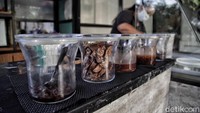 Es krim memiliki cita rasa cappucino, kismis cokelat, stroberi dan lainnya dengan harga Rp 40.000. 