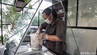 Suasana toko es krim Linds di kawasan Kelapa Gading, Jakarta. Es krim Linds dibangun sejak tahun 1987. 