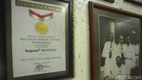  Tapi, kemudian mereka harus pulang ke negaranya dan menyerahkan kafe itu kepada salah satu Tionghoa yang hingga kini menjadi pemilik kedai ice cream itu.