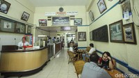 Karena Pasar Gambir itu buka sebulan sekali, dalam prosesnya Ragusa bersaudara mendirikan kafe.