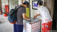 Ice cream Tjan Njan atau Tjanang bertahan tanpa kedai, dengan tersedia di kotak pendingin di Hotel Cikini sehingga cuma bisa dinikmati dengan take away. (Grandyos Zafna/detikFOTO)