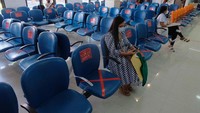 Warga saat mengurus paspor di Kantor Imigrasi Kelas I TPI Denpasar, Bali, Senin (15/6/2020). Imigrasi Kelas I TPI Denpasar mulai membuka pelayanan pada Senin (15/6) dengan membatasi layanan bagi 100 orang per hari dengan menerapkan protokol kesehatan COVID-19 dalam tatanan normal baru. ANTARA FOTO/Nyoman Hendra Wibowo
