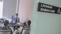 Pegawai dengan masker dan pelindung di wajahnya memproses pembuatan paspor di Kantor Imigrasi Kelas II Non TPI Bekasi, Jawa Barat, Senin (15/6/2020). ANTARA FOTO/Fakhri Hermansyah.