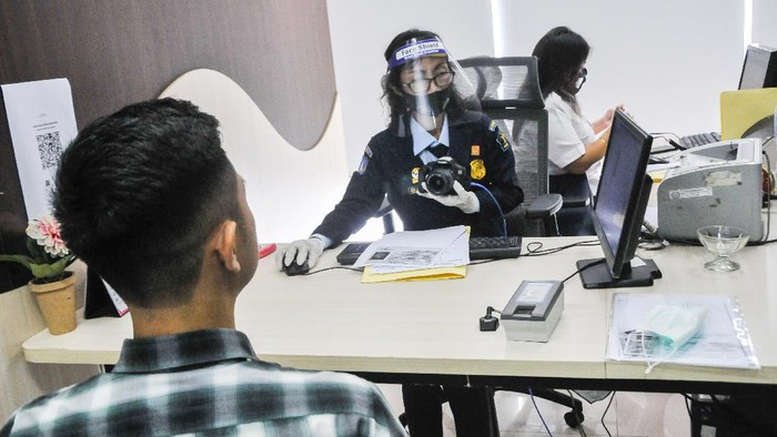 Kantor Imigrasi kembali membuka pelayanan pembuatan paspor di berbagai wilayah Indonesia hari ini, Senin (15/6/2020).