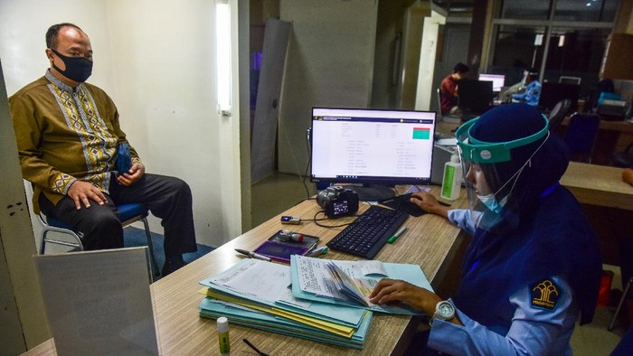 Kantor Imigrasi kembali membuka pelayanan pembuatan paspor di berbagai wilayah Indonesia hari ini, Senin (15/6/2020).