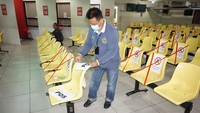 Sejumlah petugas mempersiapkan pembukaan kembali pelayanan fungsi imigrasi Kedutaan Besar Republik Indonesia (KBRI) Kuala Lumpur dengan format social distancing di Kuala Lumpur, pada Selasa (12/5/2020), setelah libur lebih kurang dua bulan. Pelayanan mulai dibuka kembali Rabu (13/5/2020) namun hanya melayani mereka yang telah mendaftar secara online. ANTARA FOTO/Agus Setiawan.