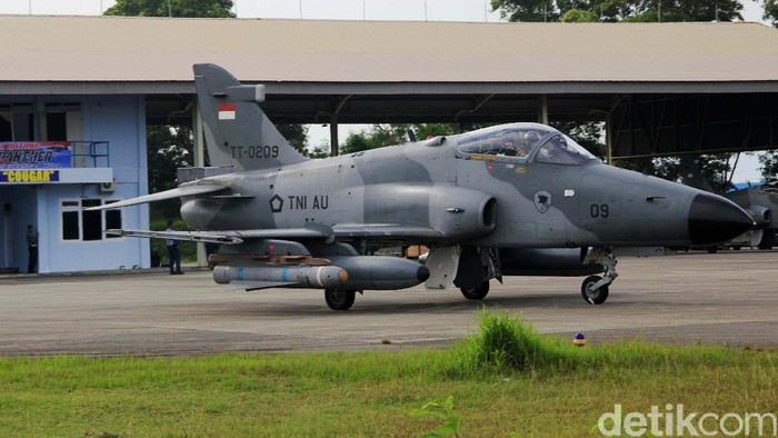 Pesawat tempur TNI AU jenis Hawk 200 dengan nomor registrasi TT 0209 H jatuh di Kampar, Riau, Senin (15/6). Ini potret pesawat Hawk 200 TT 0209 H sebelum jatuh.