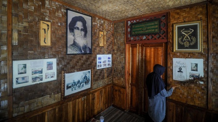 Sosok Cut Nyak Dien tersohor sebagai pahlawan nasional dari Aceh. Di masa-masa perjuangannya, Cut Nyak Dien dibuang oleh Belanda ke Sumedang, Jawa Barat.