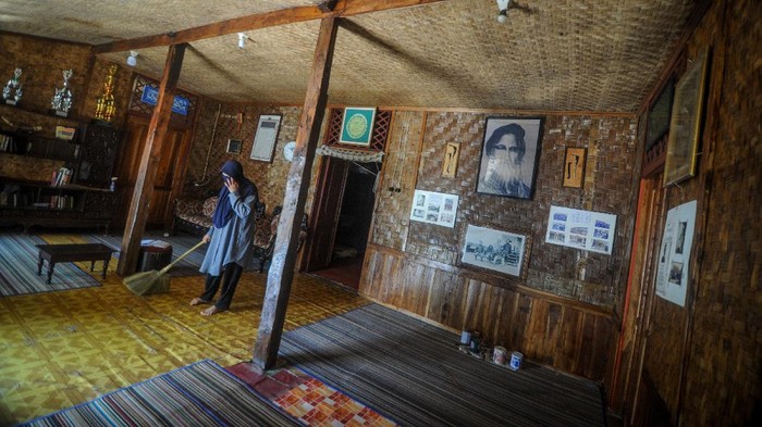 Ini Rumah Tinggal Cut Nyak Dien Saat Dibuang ke Sumedang Sosok Cut Nyak Dien tersohor sebagai pahlawan nasional dari Aceh. Di masa-masa perjuangannya, Cut Nyak Dien dibuang oleh Belanda ke Sumedang, Jawa Barat.
