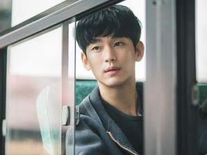 Kim Soo Hyun Baper saat Baca Naskah Its Okay to Not Be Okay