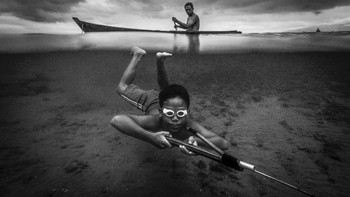 Juara ketiga di kategori Water dimenangkan oleh Buchari Muslim Diken dari Indonesia dengan foto berjudul Octopus Hunter. Foto: Buchari Muslim Diken/Hamdan bin Mohammed bin Rashid Al Maktoum International Photography Award