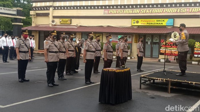 Kapolrestabes Makassar Kombes Yudhiawan Wibisono memimpin serah terima jabatan (Sertijab) 3 orang perwira menengah (pama) sebagai kapolsek baru di Makassar.