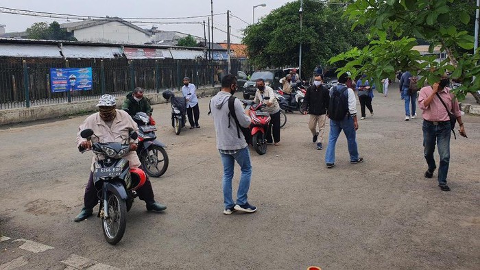Keberadaan ojek di Stasiun Bekasi dianggap tidak teratur.  Keberadaannya akan dievaluasi.