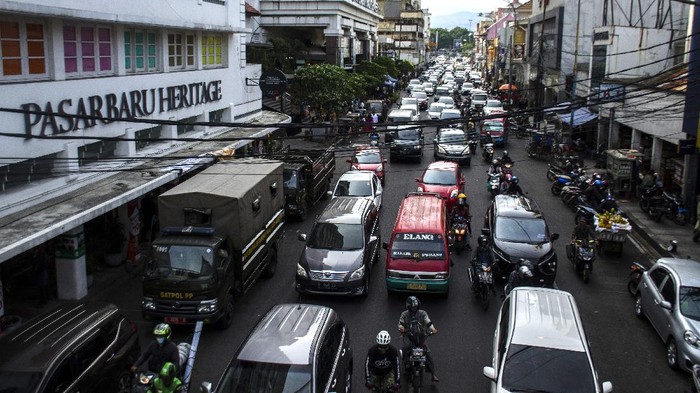 Suasana antrean kendaraan yang melintas di depan kawasan Pasar Baru Trade Centre Bandung, Jawa Barat, Senin (15/6/2020). Sejumlah ruas jalan Kota Bandung mulai terlihat mengalami kenaikan volume kendaraan dengan dibukanya kembali sejumlah pusat perbelanjaan dan Mal serta diberlakukanya PSBB Proporsional untuk adaptasi keadaan Normal Baru pandemi COVID-19 . ANTARA FOTO/Novrian Arbi/pras.