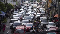 Beginilah potret suasana antrean kendaraan yang melintas di depan kawasan Pasar Baru Trade Centre Bandung, Jawa Barat, Senin (15/6/2020). 