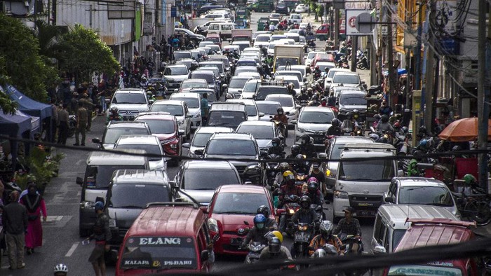 KEPADATAN LALU LINTAS DI BANDUNG Suasana antrean kendaraan yang melintas di depan kawasan Pasar Baru Trade Centre Bandung, Jawa Barat, Senin (15/6/2020). Sejumlah ruas jalan Kota Bandung mulai terlihat mengalami kenaikan volume kendaraan dengan dibukanya kembali sejumlah pusat perbelanjaan dan Mal serta diberlakukanya PSBB Proporsional untuk adaptasi keadaan Normal Baru pandemi COVID-19 . ANTARA FOTO/Novrian Arbi/pras.