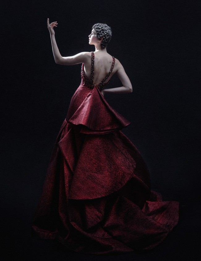 Rancangan adibusana teranyar dari desainer Andreas Odang untuk Spring/Summer 2021. Terinspirasi oleh karya fotografer legendaris Irving Penn, Odang menamai koleksinya yang classy dan elegan ini Survivor. Foto: dok. Andreas Odang.