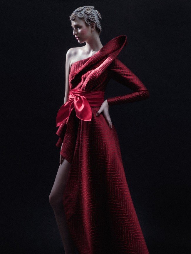 Rancangan adibusana teranyar dari desainer Andreas Odang untuk Spring/Summer 2021. Terinspirasi oleh karya fotografer legendaris Irving Penn, Odang menamai koleksinya yang classy dan elegan ini Survivor. Foto: dok. Andreas Odang.