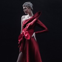 Rancangan adibusana teranyar dari desainer Andreas Odang untuk Spring/Summer 2021. Terinspirasi oleh karya fotografer legendaris Irving Penn, Odang menamai koleksinya yang classy dan elegan ini Survivor. Foto: dok. Andreas Odang.