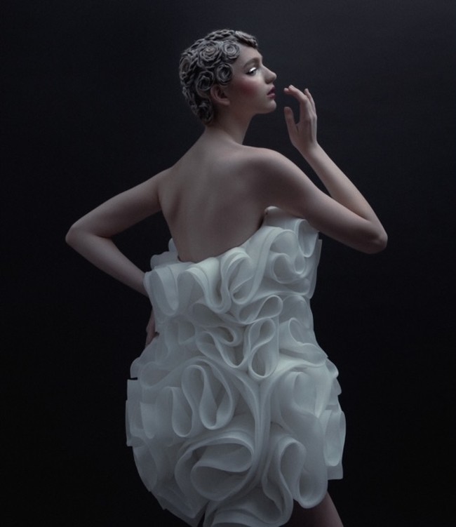 Rancangan adibusana teranyar dari desainer Andreas Odang untuk Spring/Summer 2021. Terinspirasi oleh karya fotografer legendaris Irving Penn, Odang menamai koleksinya yang classy dan elegan ini Survivor. Foto: dok. Andreas Odang.