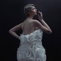 Rancangan adibusana teranyar dari desainer Andreas Odang untuk Spring/Summer 2021. Terinspirasi oleh karya fotografer legendaris Irving Penn, Odang menamai koleksinya yang classy dan elegan ini Survivor. Foto: dok. Andreas Odang.