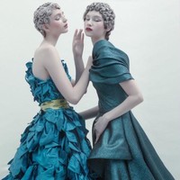 Rancangan adibusana teranyar dari desainer Andreas Odang untuk Spring/Summer 2021. Terinspirasi oleh karya fotografer legendaris Irving Penn, Odang menamai koleksinya yang classy dan elegan ini Survivor. Foto: dok. Andreas Odang.