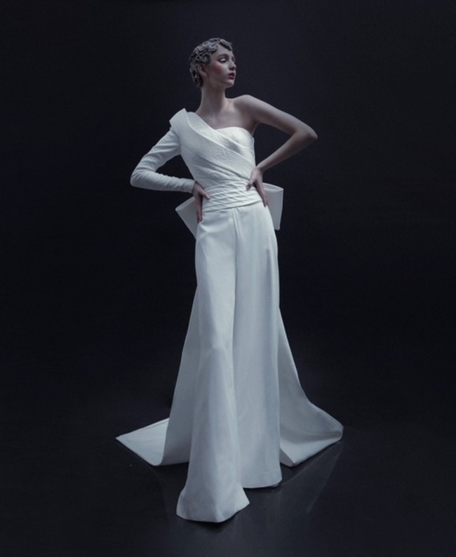 Rancangan adibusana teranyar dari desainer Andreas Odang untuk Spring/Summer 2021. Terinspirasi oleh karya fotografer legendaris Irving Penn, Odang menamai koleksinya yang classy dan elegan ini Survivor. Foto: dok. Andreas Odang.