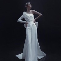 Rancangan adibusana teranyar dari desainer Andreas Odang untuk Spring/Summer 2021. Terinspirasi oleh karya fotografer legendaris Irving Penn, Odang menamai koleksinya yang classy dan elegan ini Survivor. Foto: dok. Andreas Odang.