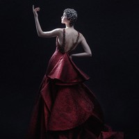 Rancangan adibusana teranyar dari desainer Andreas Odang untuk Spring/Summer 2021. Terinspirasi oleh karya fotografer legendaris Irving Penn, Odang menamai koleksinya yang classy dan elegan ini Survivor. Foto: dok. Andreas Odang.