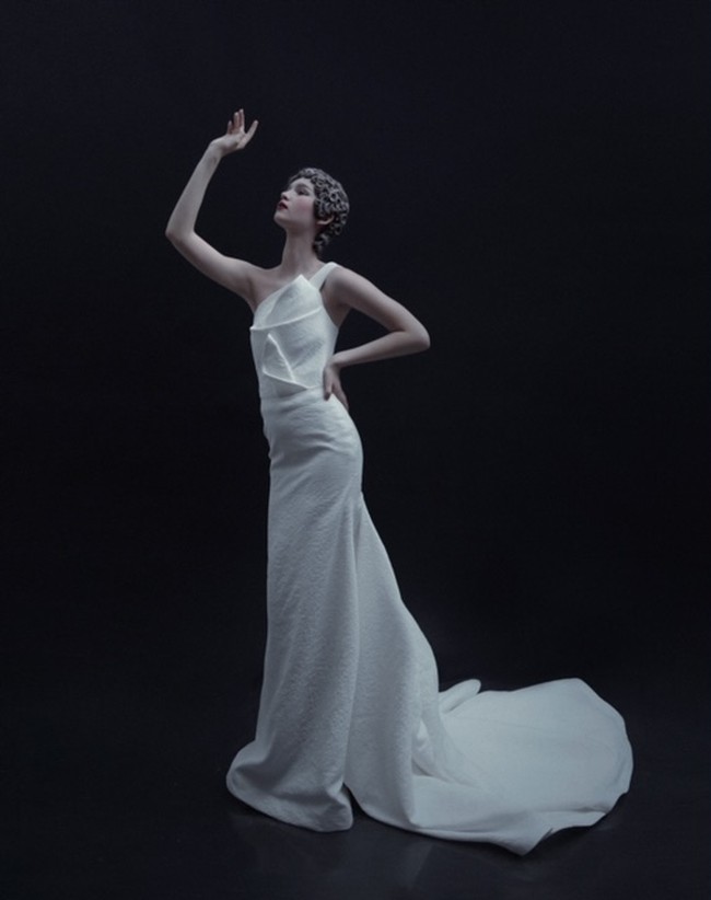 Rancangan adibusana teranyar dari desainer Andreas Odang untuk Spring/Summer 2021. Terinspirasi oleh karya fotografer legendaris Irving Penn, Odang menamai koleksinya yang classy dan elegan ini Survivor. Foto: dok. Andreas Odang.