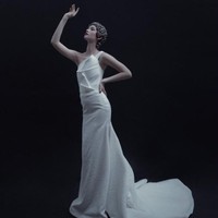 Rancangan adibusana teranyar dari desainer Andreas Odang untuk Spring/Summer 2021. Terinspirasi oleh karya fotografer legendaris Irving Penn, Odang menamai koleksinya yang classy dan elegan ini Survivor. Foto: dok. Andreas Odang.