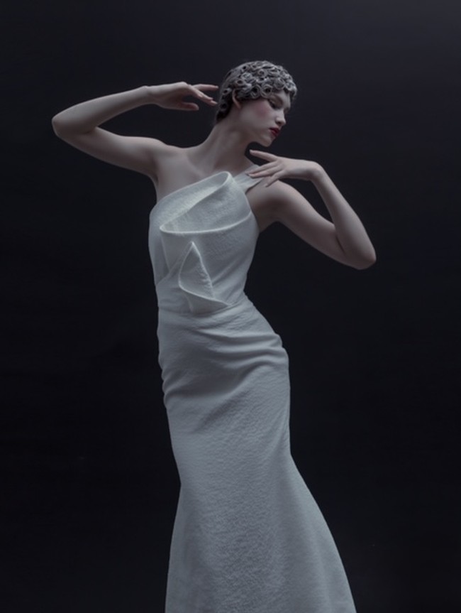 Rancangan adibusana teranyar dari desainer Andreas Odang untuk Spring/Summer 2021. Terinspirasi oleh karya fotografer legendaris Irving Penn, Odang menamai koleksinya yang classy dan elegan ini Survivor. Foto: dok. Andreas Odang.