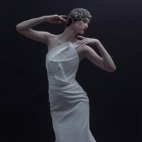 Rancangan adibusana teranyar dari desainer Andreas Odang untuk Spring/Summer 2021. Terinspirasi oleh karya fotografer legendaris Irving Penn, Odang menamai koleksinya yang classy dan elegan ini Survivor. Foto: dok. Andreas Odang.