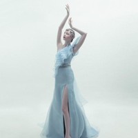 Rancangan adibusana teranyar dari desainer Andreas Odang untuk Spring/Summer 2021. Terinspirasi oleh karya fotografer legendaris Irving Penn, Odang menamai koleksinya yang classy dan elegan ini Survivor. Foto: dok. Andreas Odang.