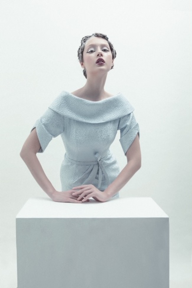 Rancangan adibusana teranyar dari desainer Andreas Odang untuk Spring/Summer 2021. Terinspirasi oleh karya fotografer legendaris Irving Penn, Odang menamai koleksinya yang classy dan elegan ini Survivor. Foto: dok. Andreas Odang.