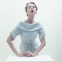 Rancangan adibusana teranyar dari desainer Andreas Odang untuk Spring/Summer 2021. Terinspirasi oleh karya fotografer legendaris Irving Penn, Odang menamai koleksinya yang classy dan elegan ini Survivor. Foto: dok. Andreas Odang.