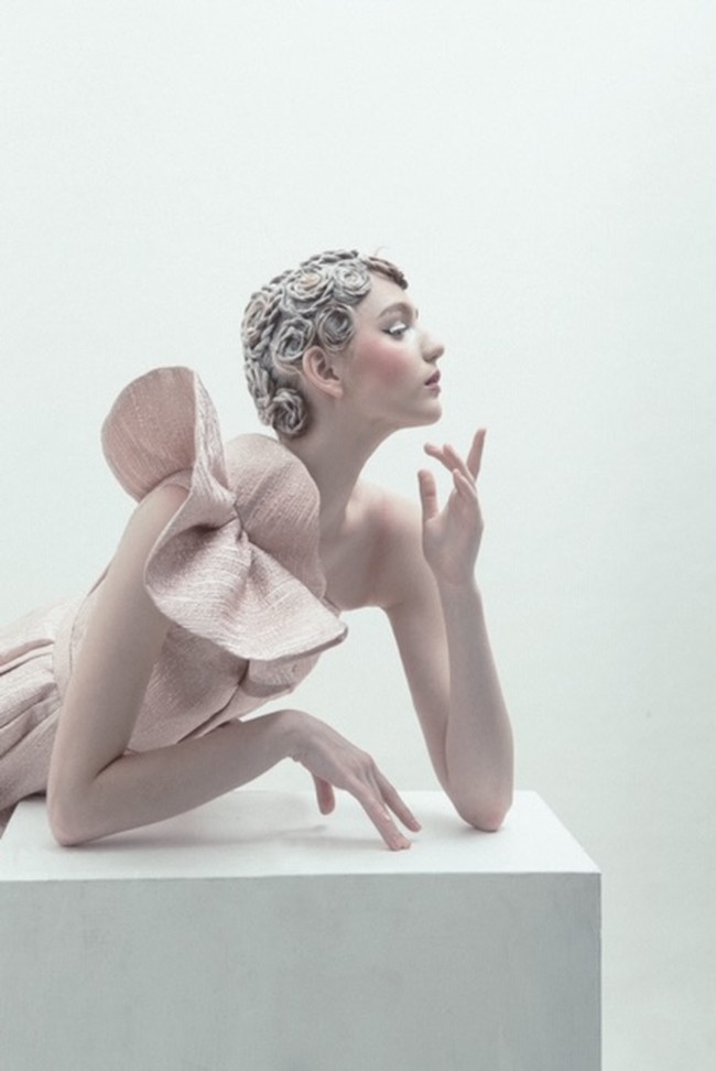 Rancangan adibusana teranyar dari desainer Andreas Odang untuk Spring/Summer 2021. Terinspirasi oleh karya fotografer legendaris Irving Penn, Odang menamai koleksinya yang classy dan elegan ini Survivor. Foto: dok. Andreas Odang.