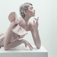 Rancangan adibusana teranyar dari desainer Andreas Odang untuk Spring/Summer 2021. Terinspirasi oleh karya fotografer legendaris Irving Penn, Odang menamai koleksinya yang classy dan elegan ini Survivor. Foto: dok. Andreas Odang.