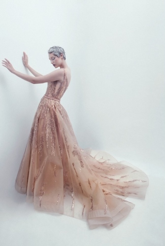 Rancangan adibusana teranyar dari desainer Andreas Odang untuk Spring/Summer 2021. Terinspirasi oleh karya fotografer legendaris Irving Penn, Odang menamai koleksinya yang classy dan elegan ini Survivor. Foto: dok. Andreas Odang.