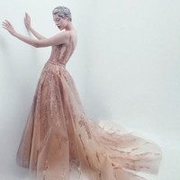 Rancangan adibusana teranyar dari desainer Andreas Odang untuk Spring/Summer 2021. Terinspirasi oleh karya fotografer legendaris Irving Penn, Odang menamai koleksinya yang classy dan elegan ini Survivor. Foto: dok. Andreas Odang.