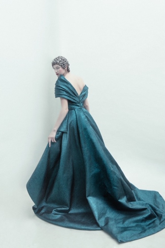 Rancangan adibusana teranyar dari desainer Andreas Odang untuk Spring/Summer 2021. Terinspirasi oleh karya fotografer legendaris Irving Penn, Odang menamai koleksinya yang classy dan elegan ini Survivor. Foto: dok. Andreas Odang.