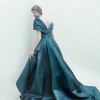 Rancangan adibusana teranyar dari desainer Andreas Odang untuk Spring/Summer 2021. Terinspirasi oleh karya fotografer legendaris Irving Penn, Odang menamai koleksinya yang classy dan elegan ini Survivor. Foto: dok. Andreas Odang.