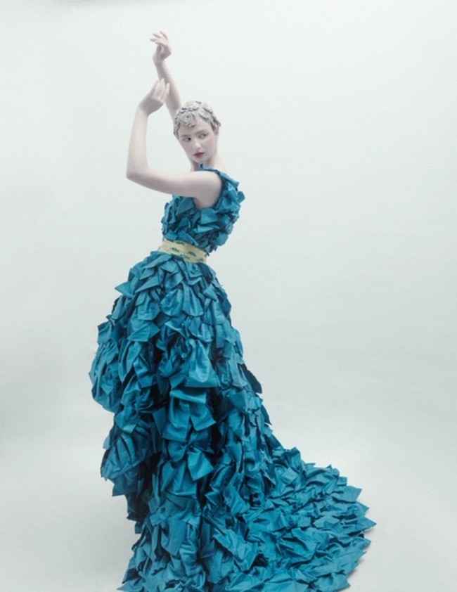 Rancangan adibusana teranyar dari desainer Andreas Odang untuk Spring/Summer 2021. Terinspirasi oleh karya fotografer legendaris Irving Penn, Odang menamai koleksinya yang classy dan elegan ini Survivor. Foto: dok. Andreas Odang.