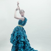 Rancangan adibusana teranyar dari desainer Andreas Odang untuk Spring/Summer 2021. Terinspirasi oleh karya fotografer legendaris Irving Penn, Odang menamai koleksinya yang classy dan elegan ini Survivor. Foto: dok. Andreas Odang.