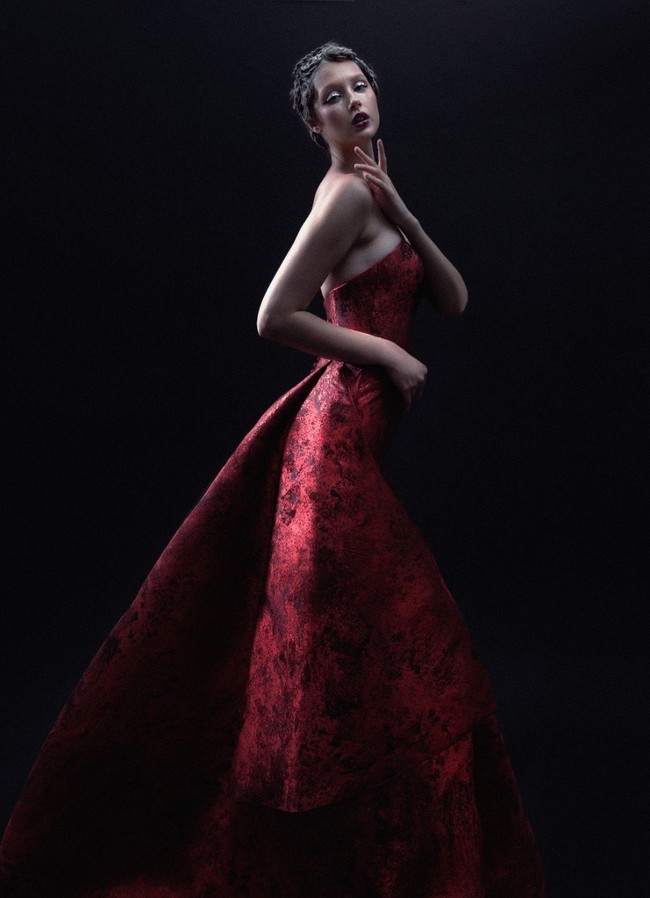 Rancangan adibusana teranyar dari desainer Andreas Odang untuk Spring/Summer 2021. Terinspirasi oleh karya fotografer legendaris Irving Penn, Odang menamai koleksinya yang classy dan elegan ini Survivor. Foto: dok. Andreas Odang.