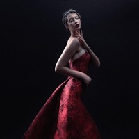 Rancangan adibusana teranyar dari desainer Andreas Odang untuk Spring/Summer 2021. Terinspirasi oleh karya fotografer legendaris Irving Penn, Odang menamai koleksinya yang classy dan elegan ini Survivor. Foto: dok. Andreas Odang.